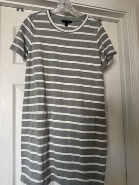Banana Republic Gray & White Striped Short Sleeve Shift Dress